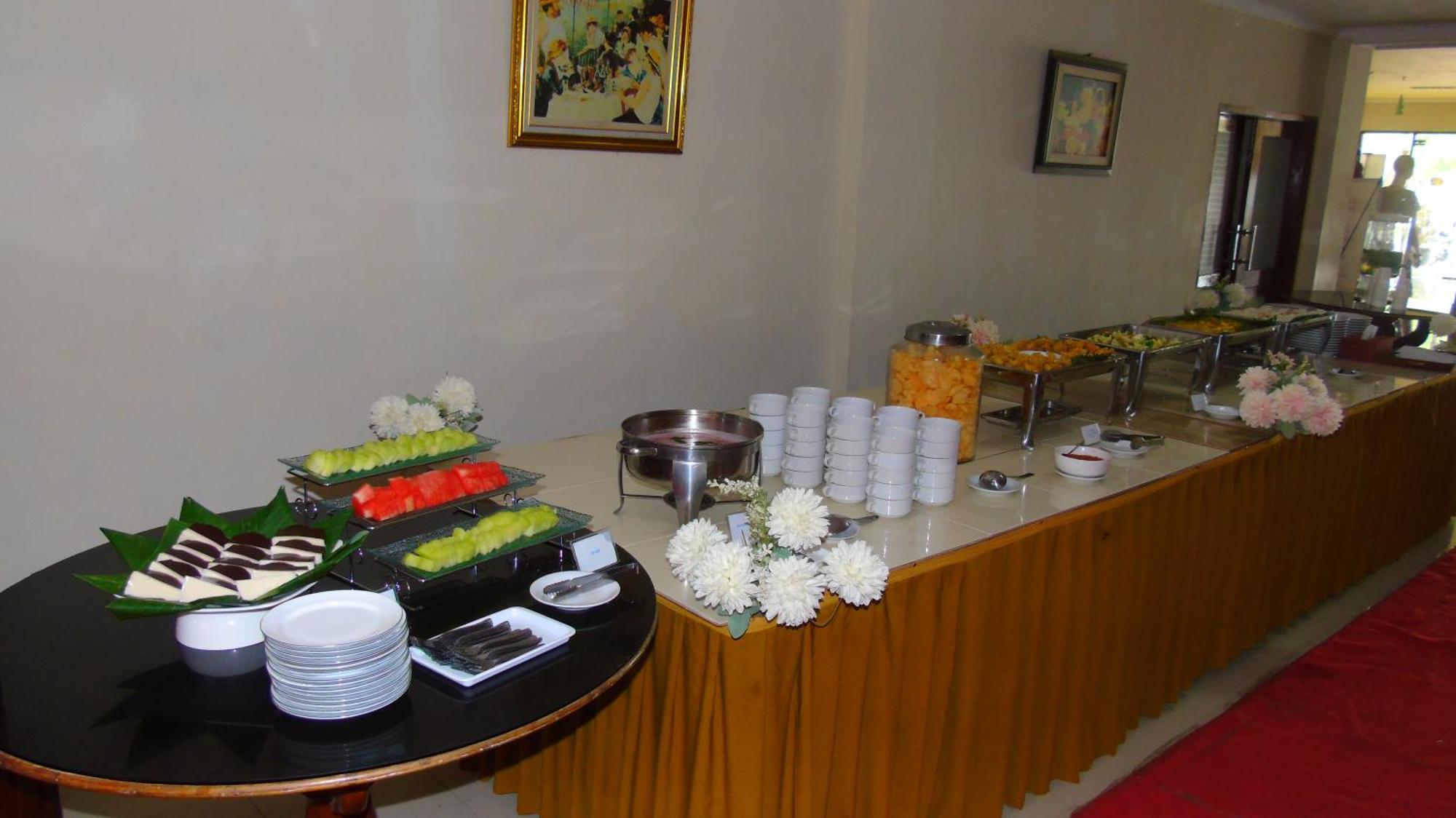 Pia Hotel Cirebon Exterior foto
